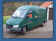 Transporter mit elektrohydraulischer Hebebühne. Mit diesem Fahrzeug kommen wir zu Ihnen und schweißen Ihre Großformen vor Ort. Sie als Kunde haben keinerlei logistische Probleme.
